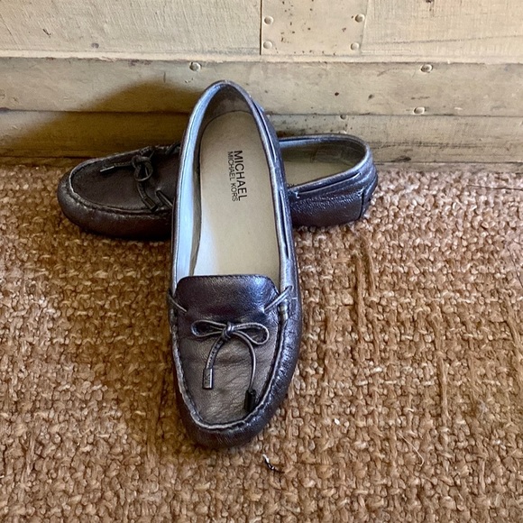 MICHAEL KORS 100% LEATHER METALLIC PEWTER FLAT LOAFER SLIDE FLATS - Picture 10 of 16